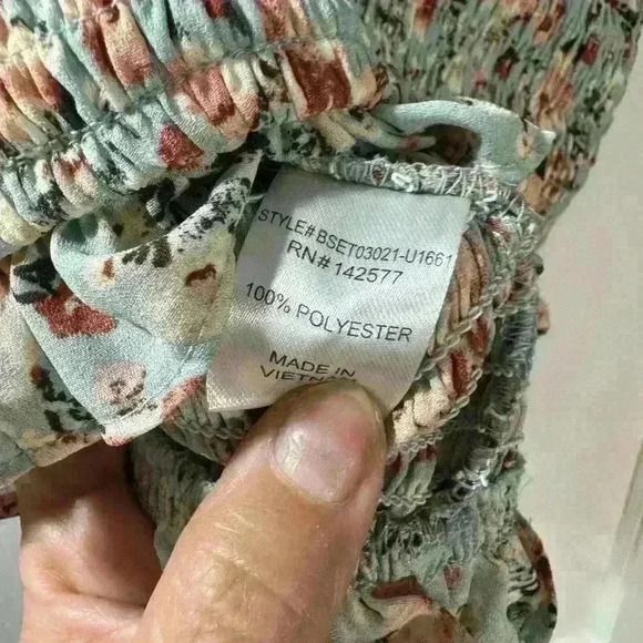 NWT Puffy shoulder flower top - Picture 6 of 6